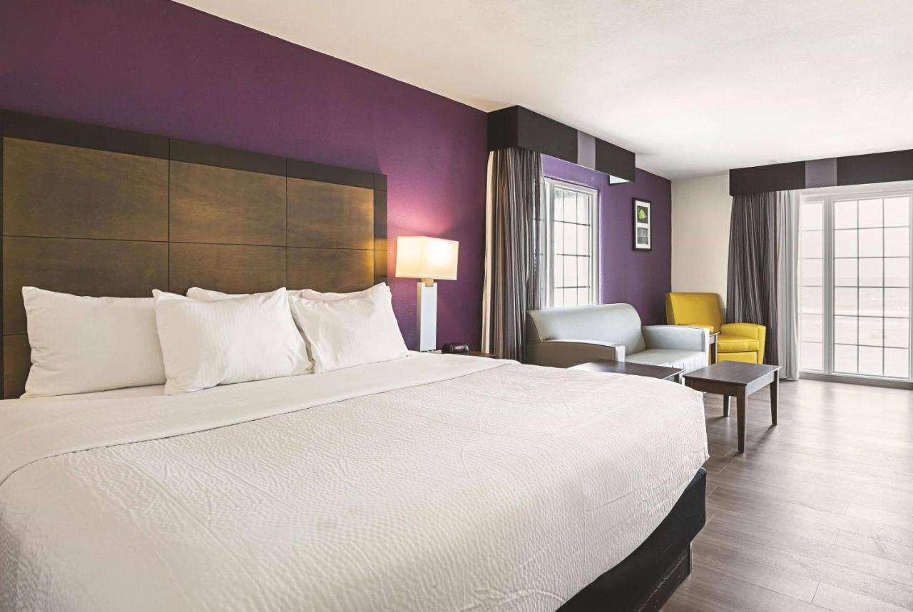 Two-Bedrooms Suite Mobility Accessible One King Bed Two Double Beds Non-Smoking