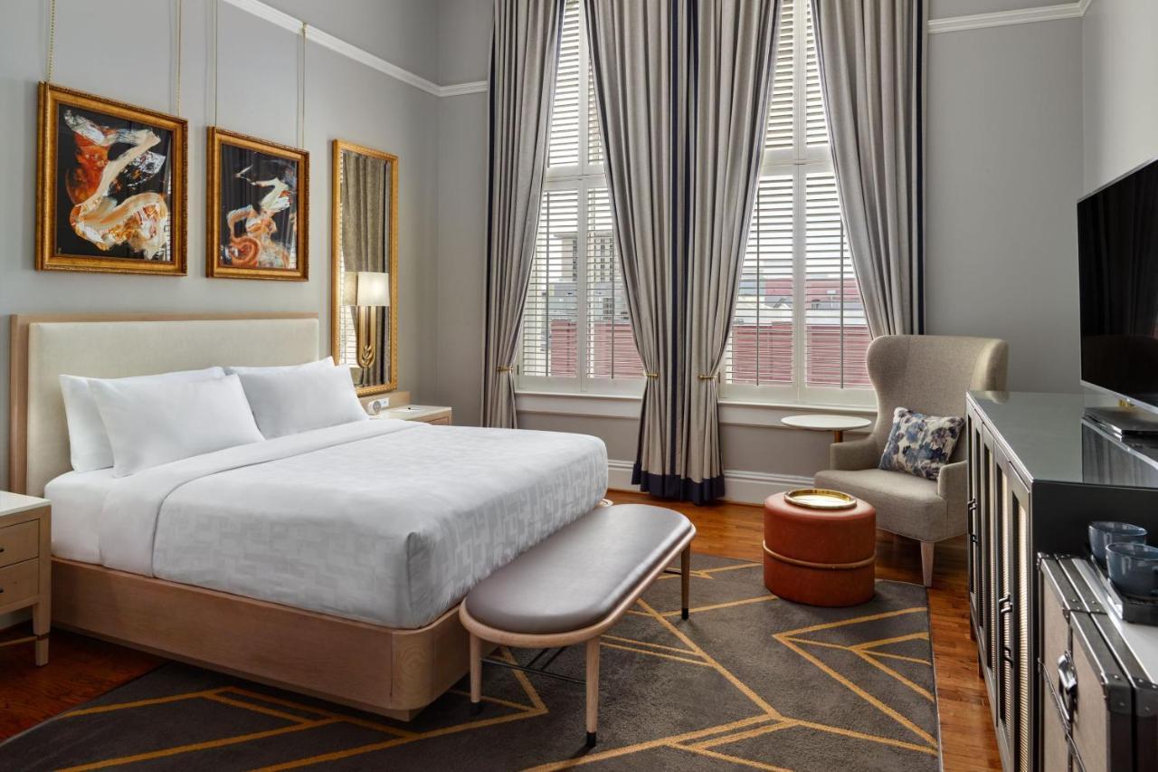 Deluxe King Room with Roll-in Shower - Mobility Accessible