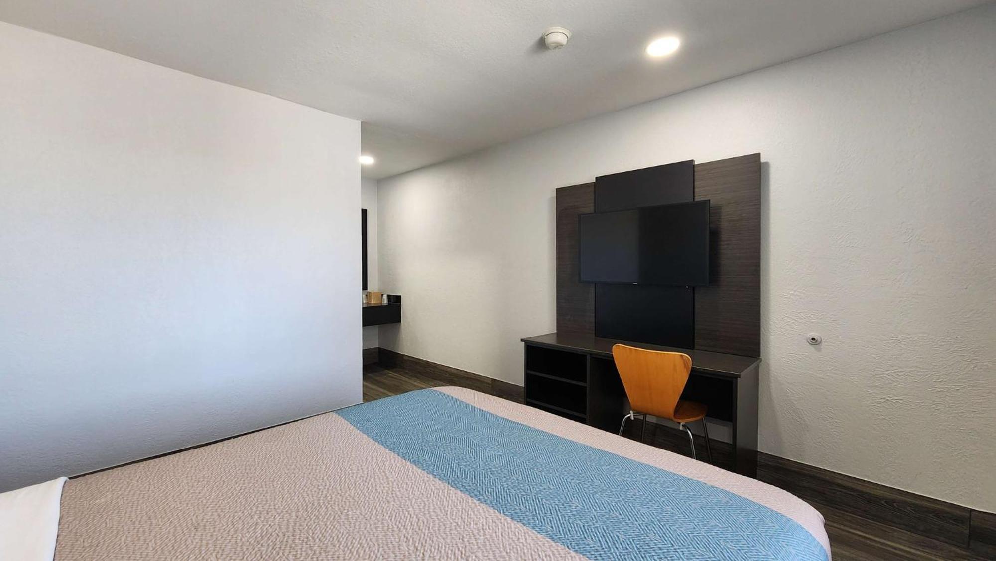 1 Queen Bed | Micfridge