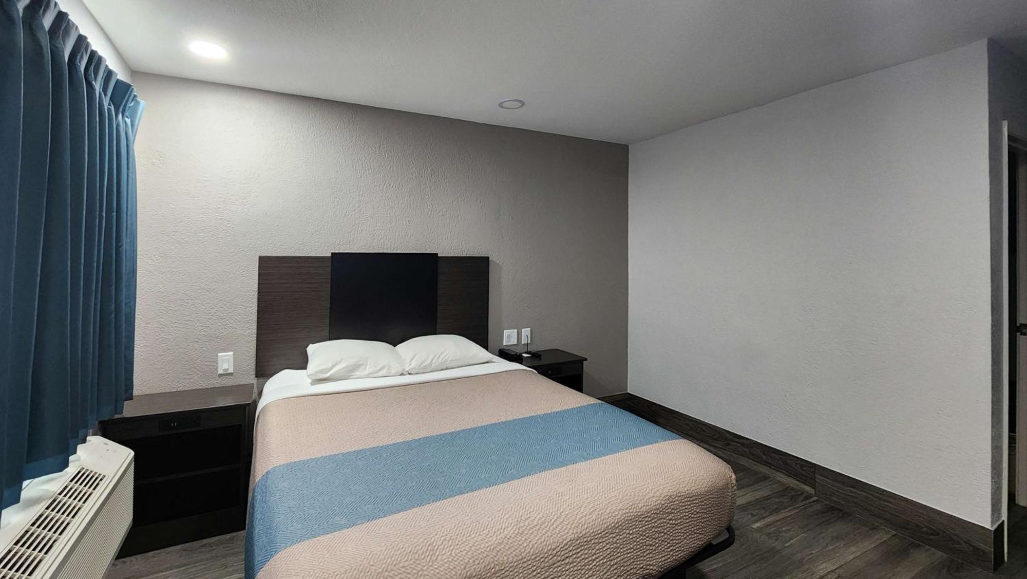 1 Queen Bed | Micfridge