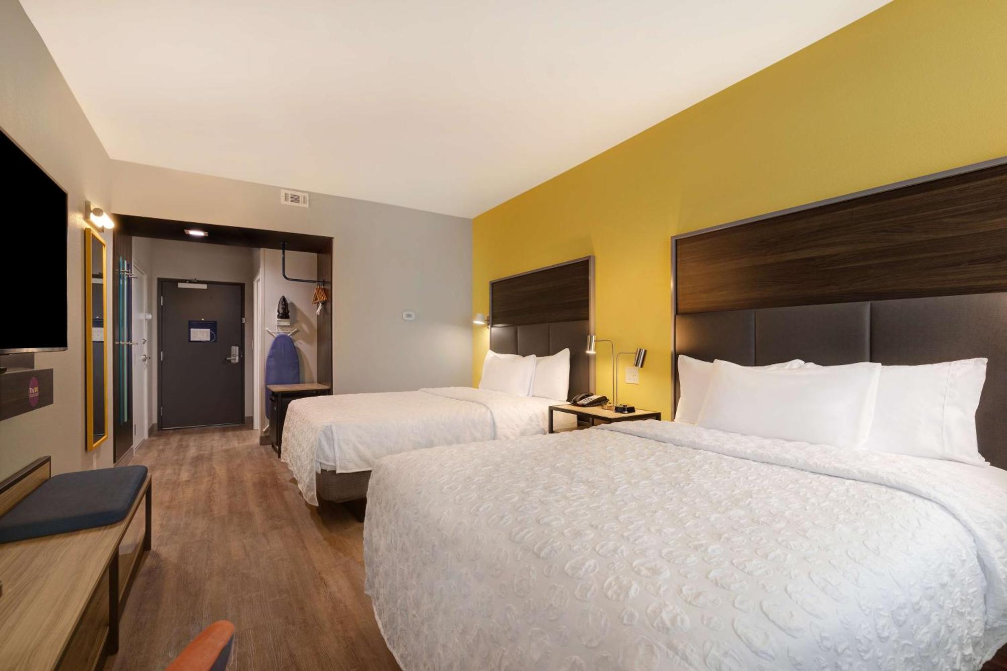 Queen Room Two Queen Beds Balcony Partial Ocean View