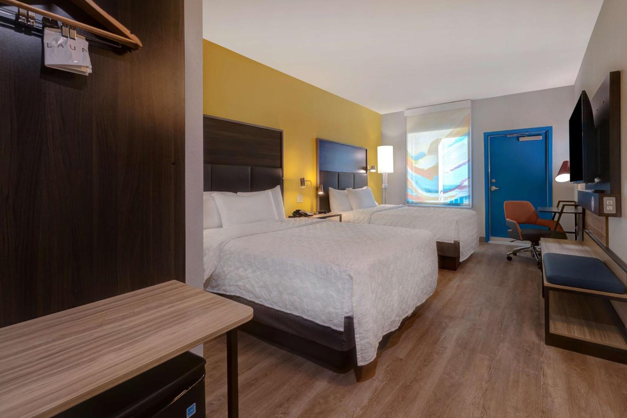 Queen Room Two Queen Beds Balcony Partial Ocean View