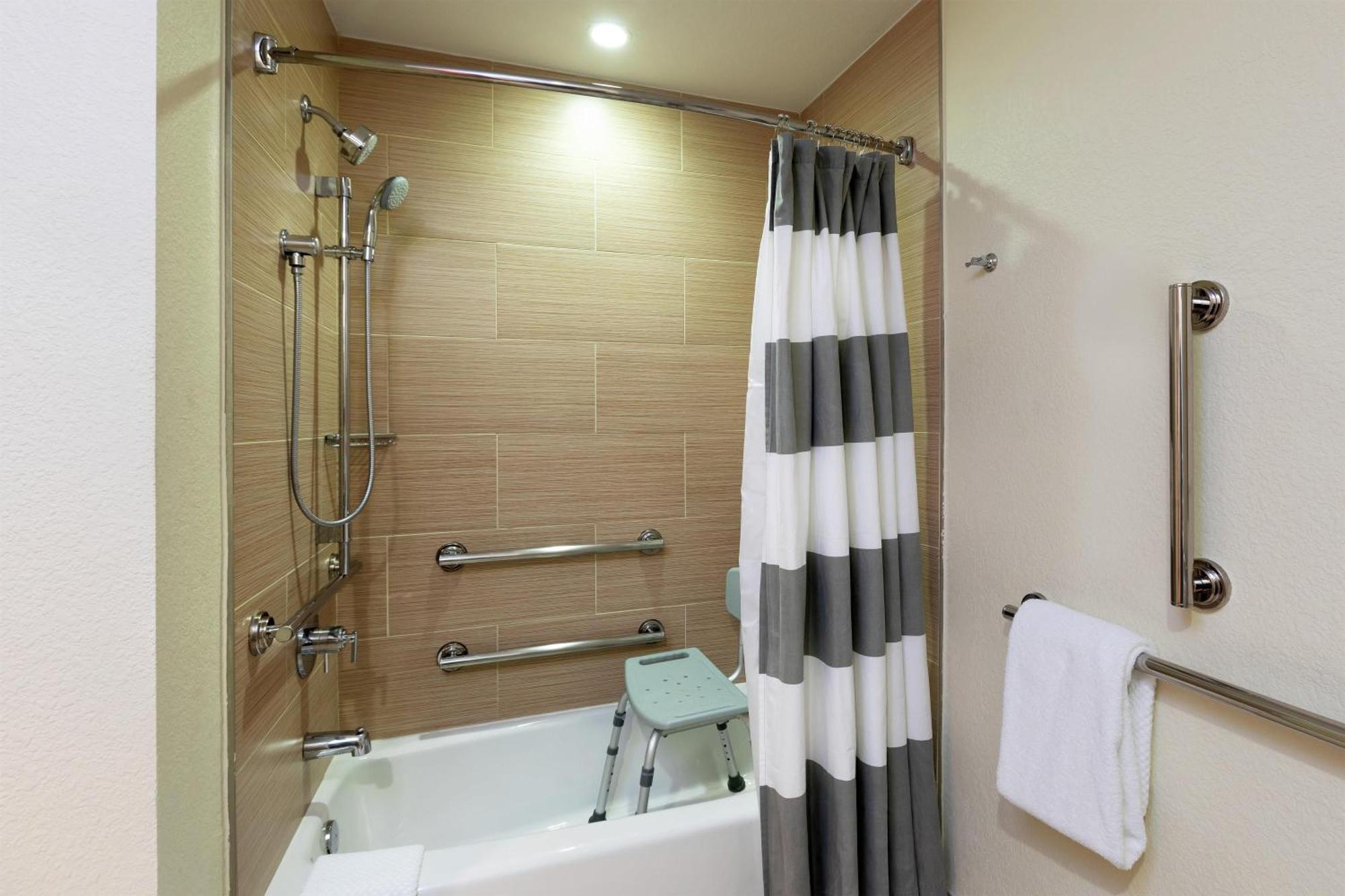 Queen Room Two Queen Beds Bath Tub Hearing Accessible