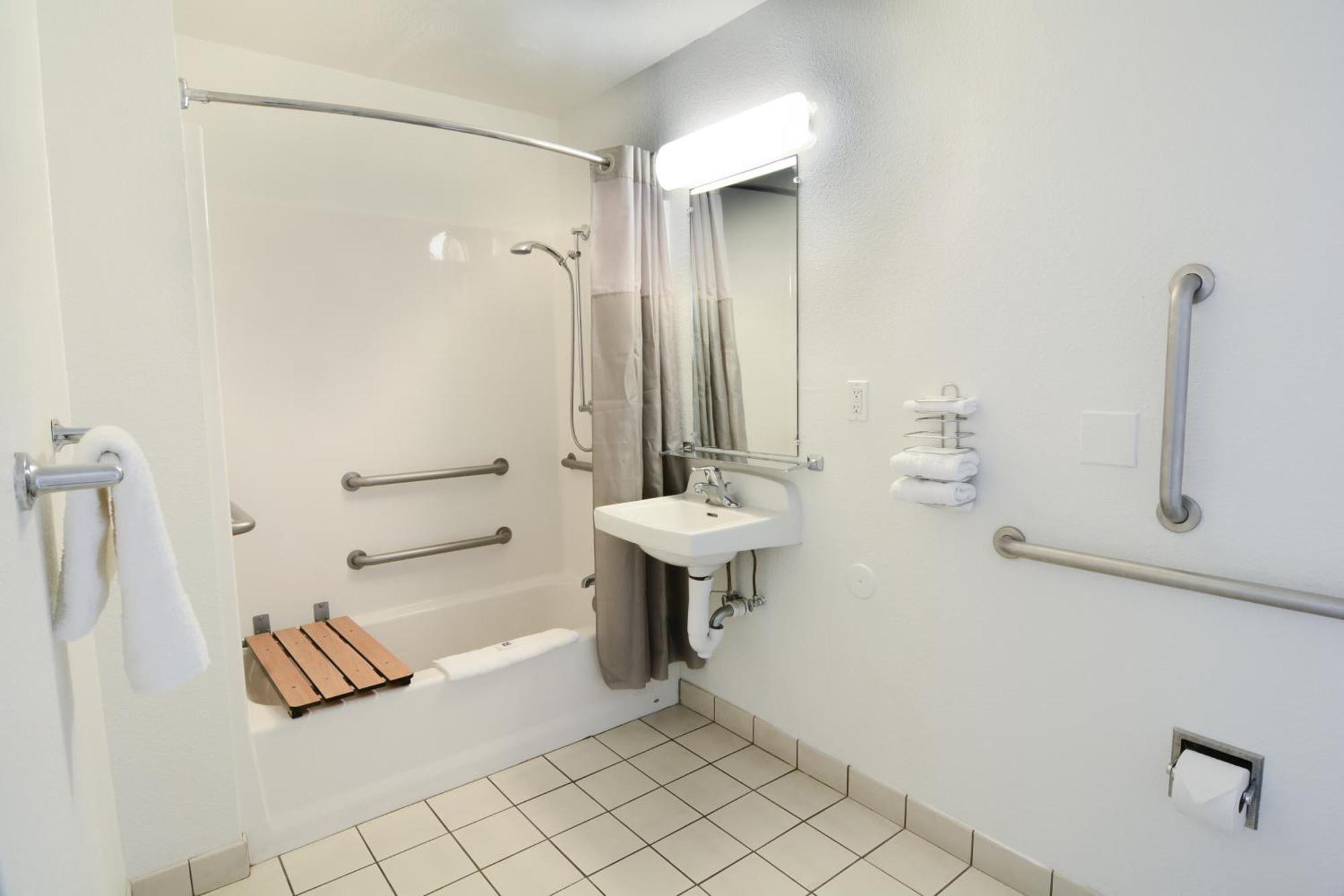 1 Full Bed | ADA or Tub