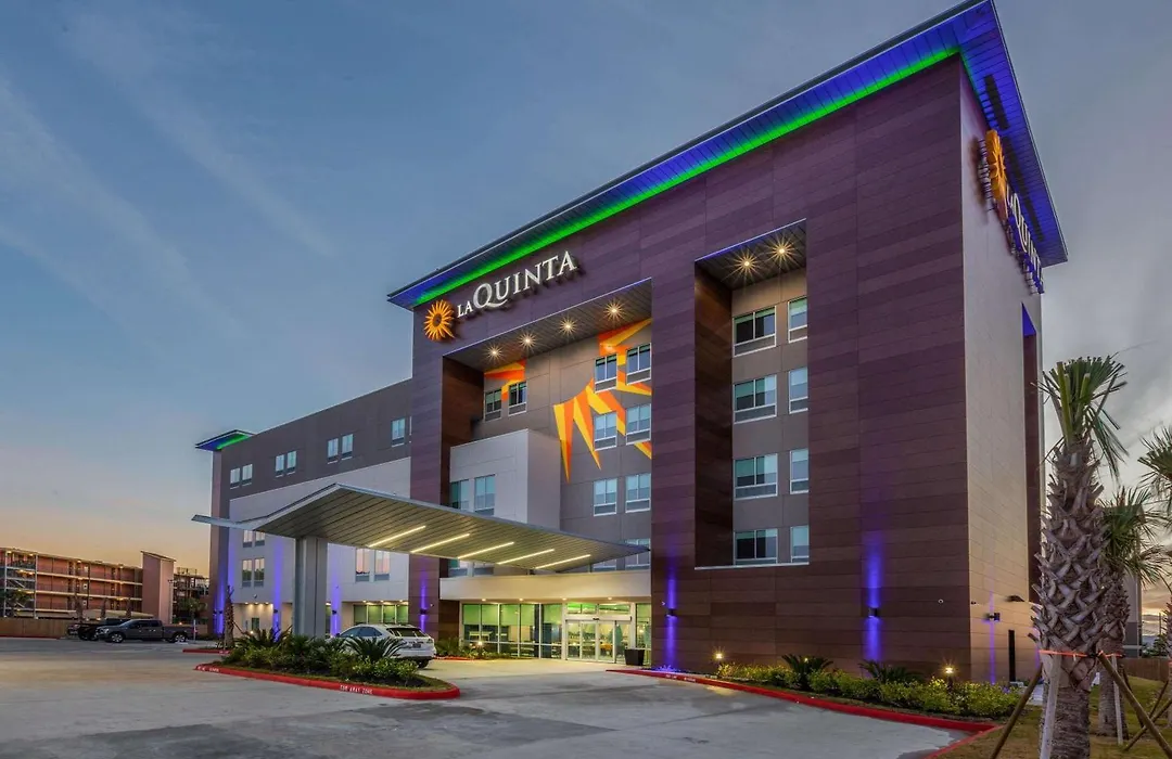 La Quinta Inn & Suites By Wyndham Galveston West Seawall-1