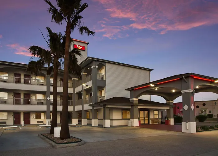 Red Roof Inn Plus + Galveston - Beachfront