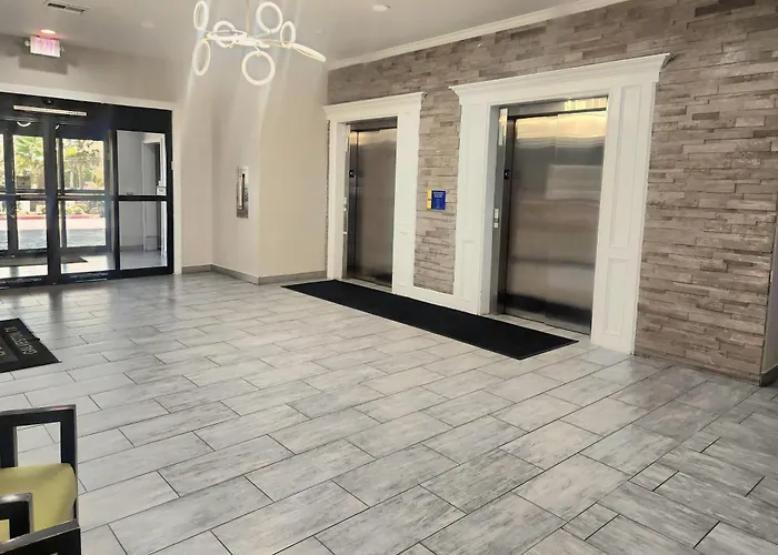 Days Inn & Suites By Wyndham Galveston West/Seawall